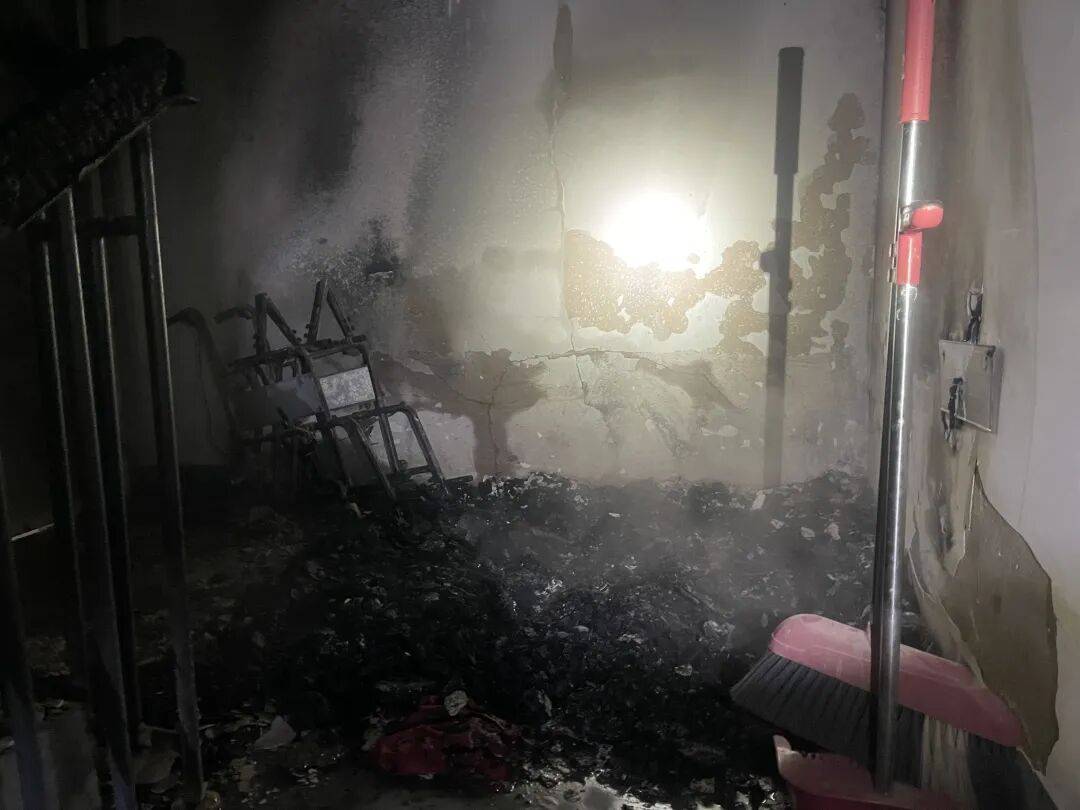 郑州航空港区一小区楼梯间起火！@身边人 快排查小区安全隐患