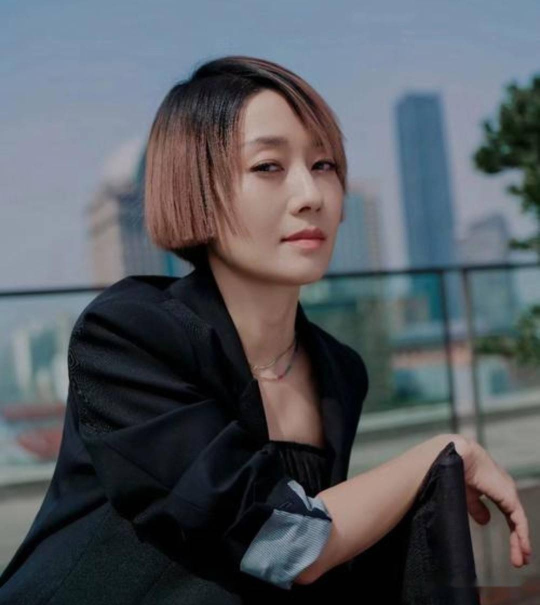 马伊琍新发型让人眼前一亮,49岁状态像30岁,美的更突出了