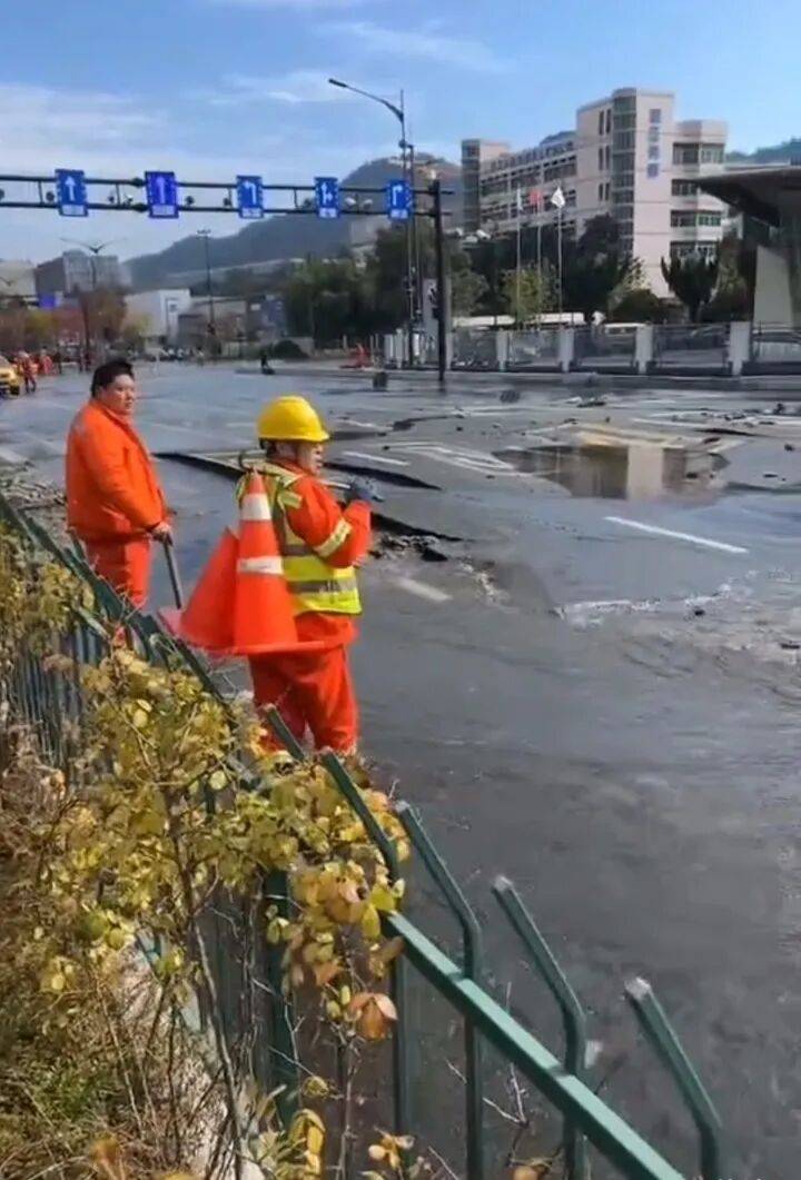杭州街头地下水管爆裂,有市民坐橡皮筏过马路?水务集团回应:已止水排水,正检查原因
