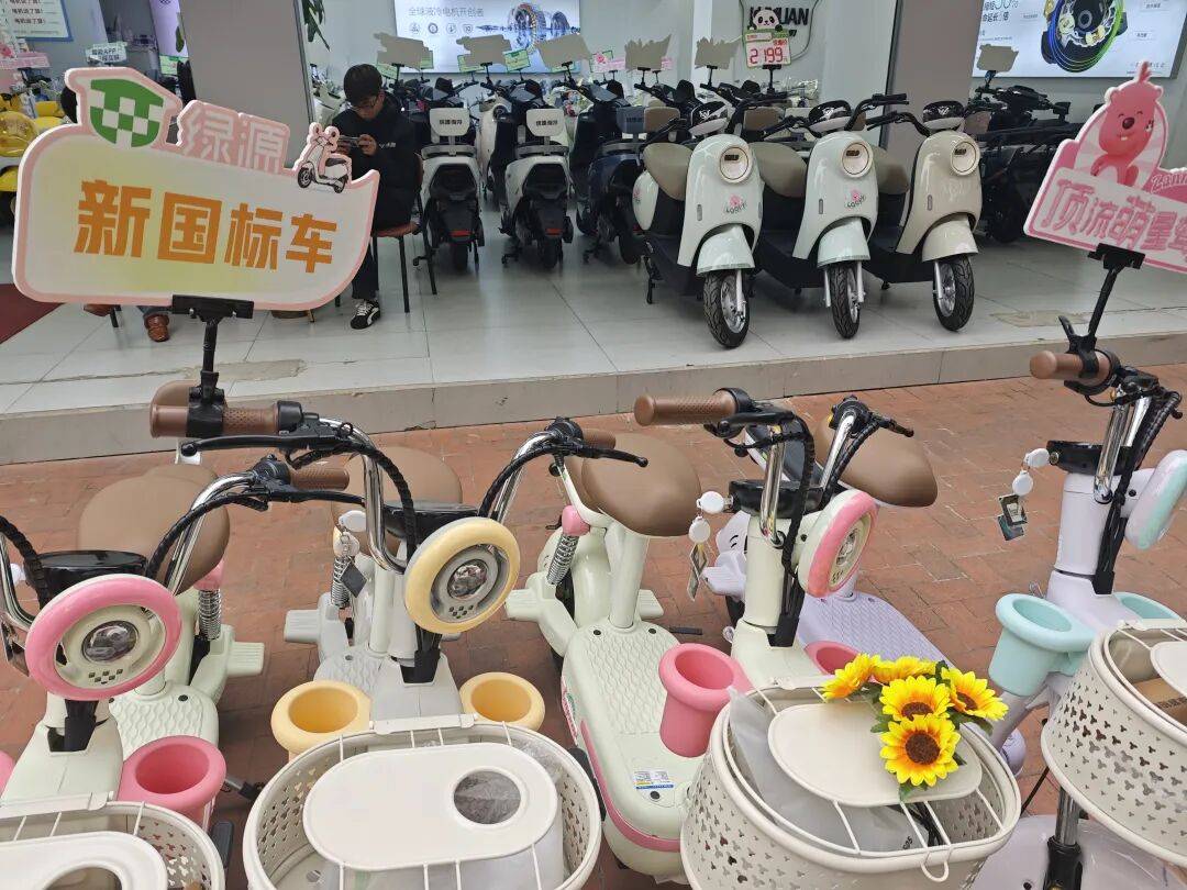 冲上热搜！新国标电动车上线遭吐槽，官方回应：可装儿童安全椅、超速不会紧急制动；市场现旧国标“0公里二手车”，律师：违反监管要求