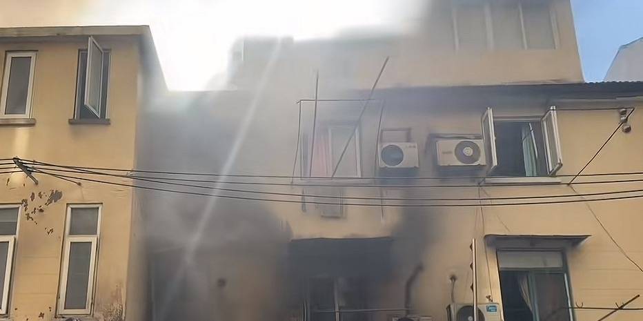 上海黄浦一幢3层居民楼起火现场浓烟滚滚，有老人从二楼跳下后受伤送医，当地：已扑灭