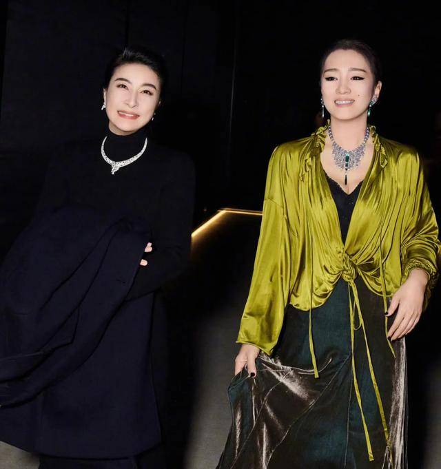 马克龙夫妇吃北京烤鸭!巩俐低调陪同有地位,穿一身黑衣气场超强