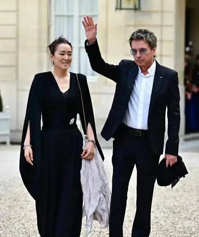 马克龙夫妇吃北京烤鸭!巩俐低调陪同有地位,穿一身黑衣气场超强