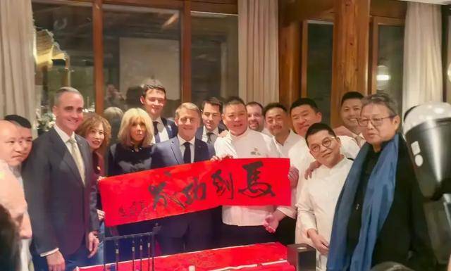 马克龙夫妇吃北京烤鸭!巩俐低调陪同有地位,穿一身黑衣气场超强