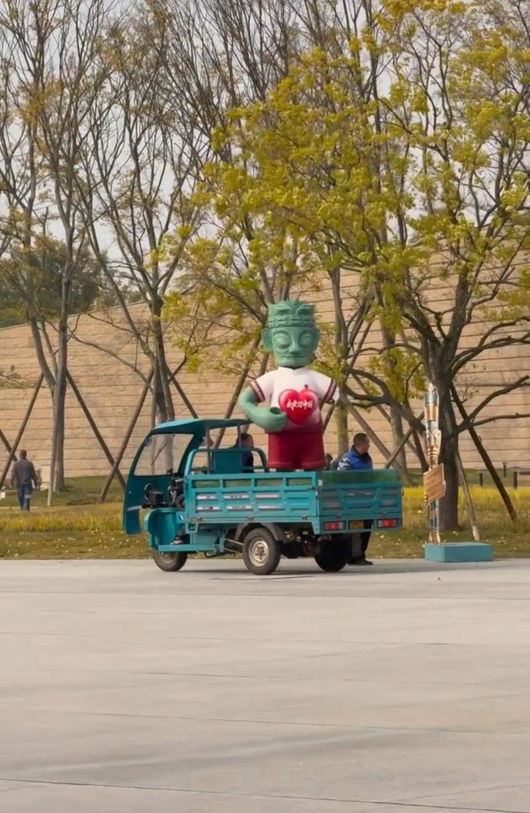 三星堆雕塑手臂断裂被运走？博物馆：系泡沫装置，已无大碍