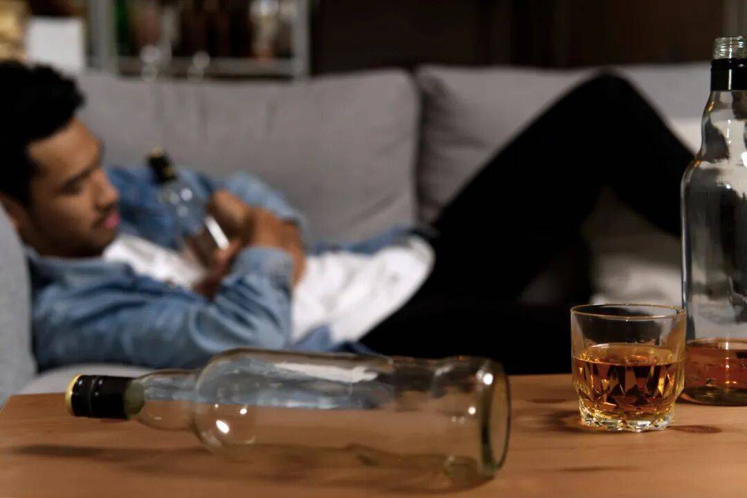 饮酒第二天“头疼不适”，如何缓解宿醉？_酒精_解酒_身体