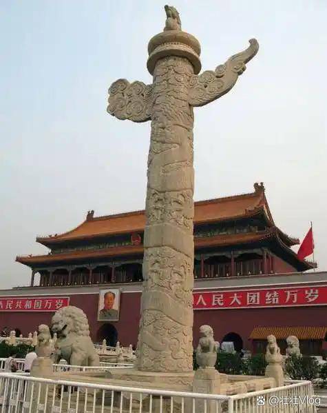 天安门前的华表柱,到底是用来干什么的?看完不禁感叹古人的智慧。天安门前后各有一对雕刻精美高大的石柱,这就是华表柱。很多人也对这个华表柱感到奇怪 ...