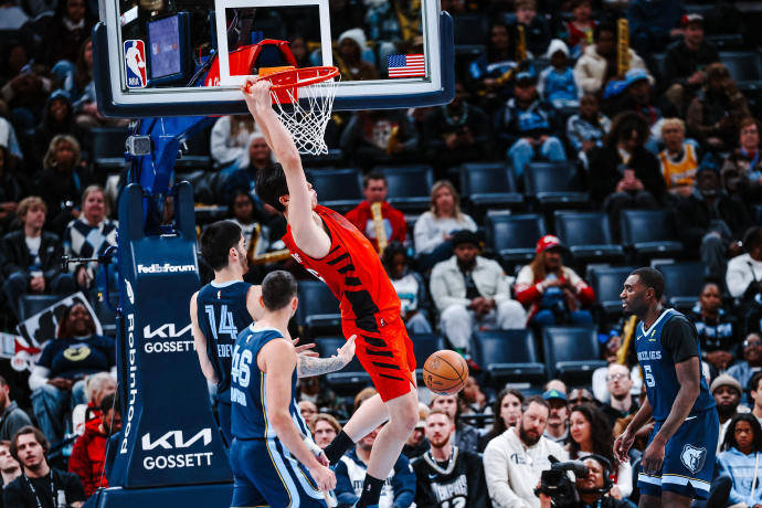 转身暴扣！杨瀚森NBA生涯首次首发，拿下4分5篮板2助攻