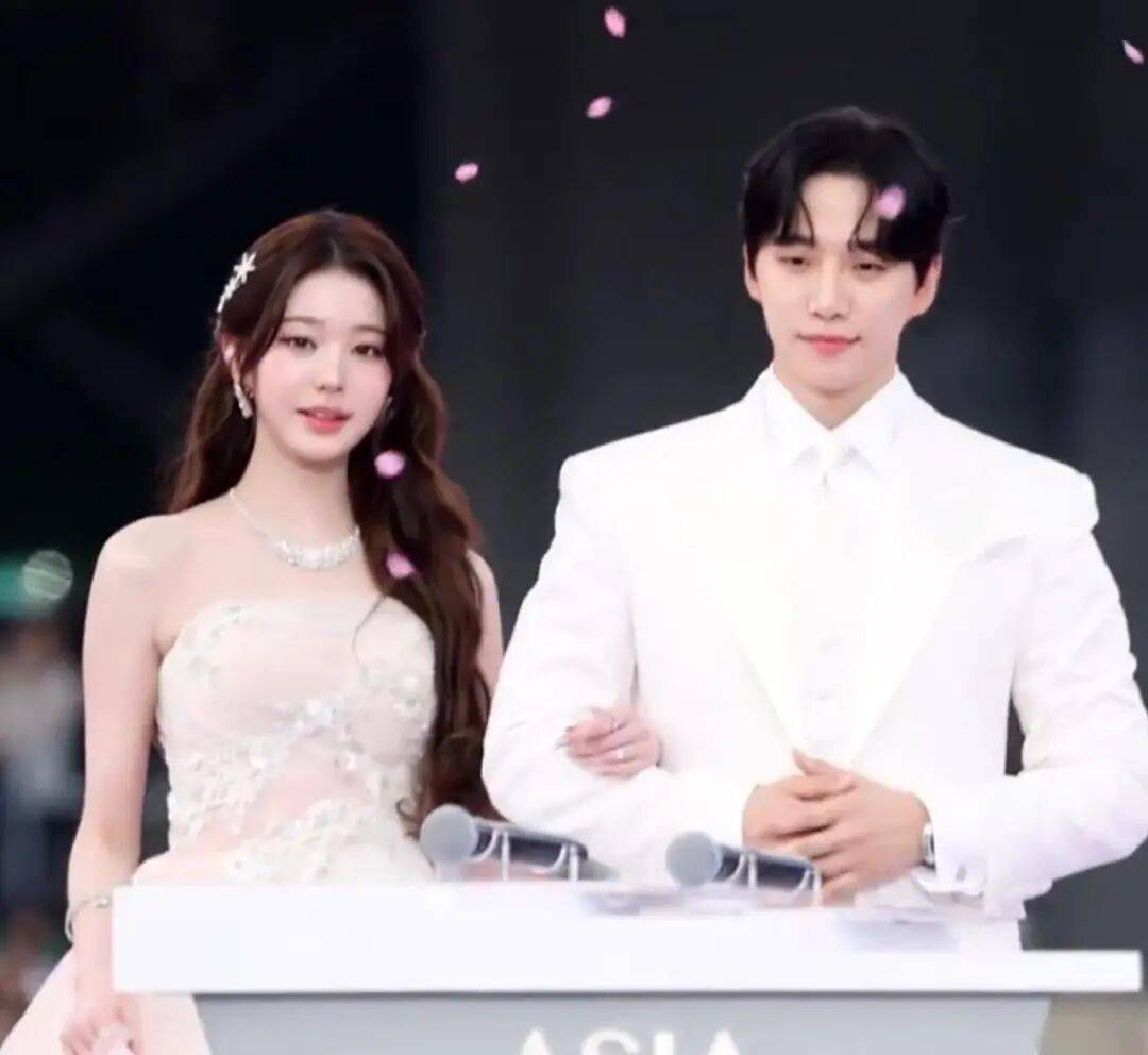 顶级女爱豆大胆“露背”裙装吸睛,男团成员对其细心关照“绅士举动”成热门话题 插图7 顶级女爱豆大胆“露背”裙装吸睛,男团成员对其细心关照“绅士举动”成热门话题 插图7