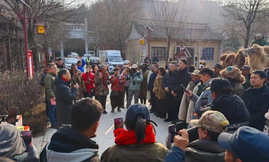 丝路迢迢情谊暖 商都郑州盼客来 ——郑州文旅推介团赴甘肃泾川慰问“东天山骆驼队”
