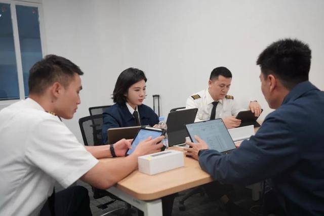 飒爽，C919首位女机长首航！