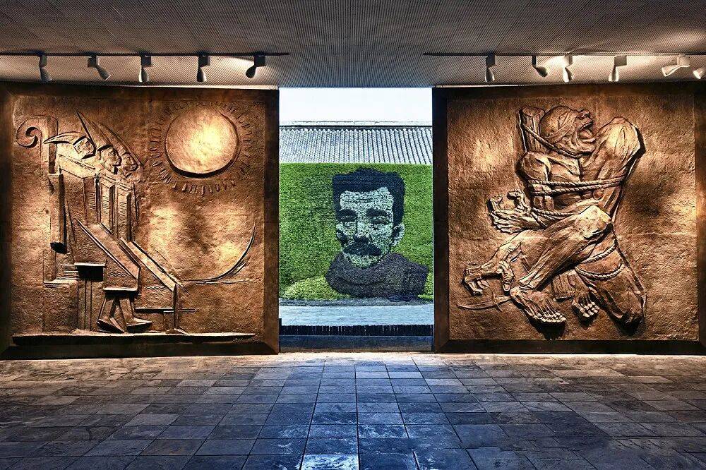鲁迅纪念馆以生平陈列,故居原貌和鲁迅墓三位一体的格局展现,书桌