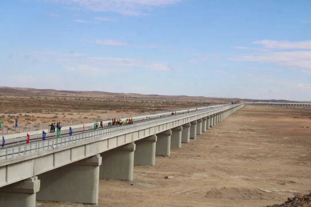 中企承建非洲最长重载铁路桥顺利贯通