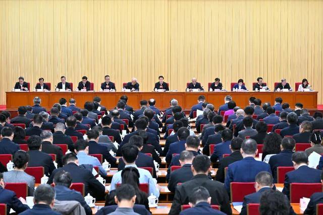 郑栅洁作报告，明确明年9项重点任务