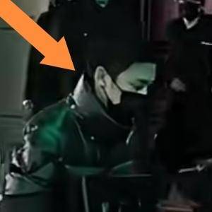 何晴去世后,儿子许何首次露面!没穿孝衣,手捧妈妈骨灰 眼睛哭肿