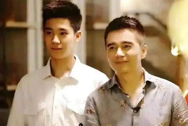 何晴去世后,儿子许何首次露面!没穿孝衣,手捧妈妈骨灰 眼睛哭肿