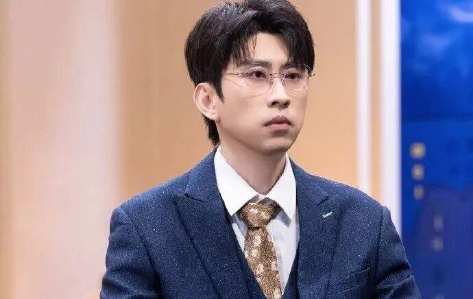 鞠婧祎和丝芭的官司？陈晓什么咖位？蒋易女朋友？成毅不跟公司续约？各大晚会主持人的高订服装？