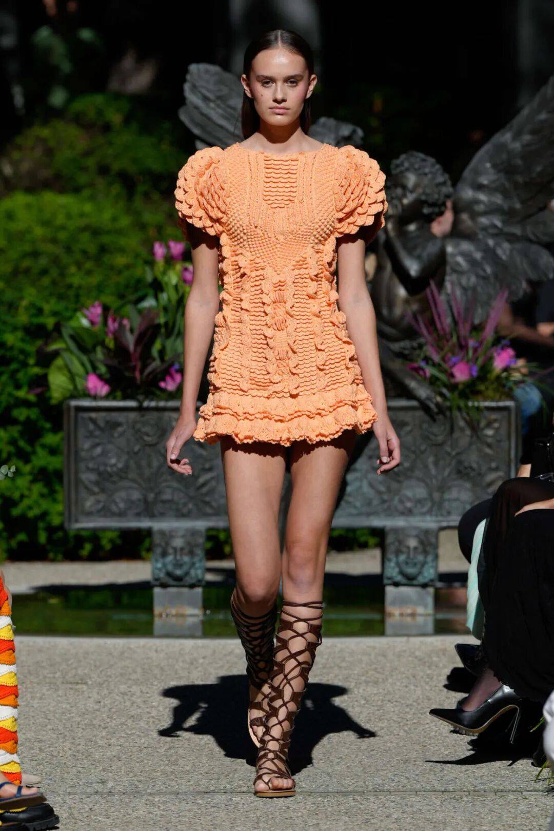 钩进时装秀的 j