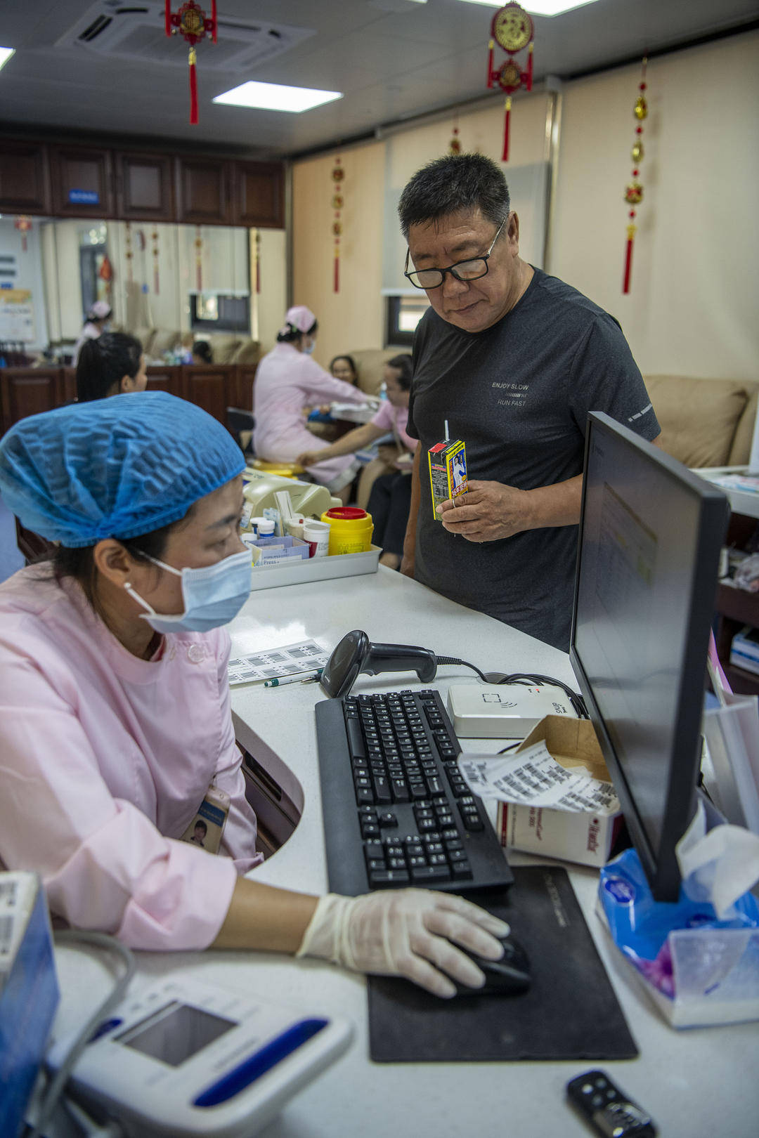 下降的献血量，待松动的献血标准 献血法大修为何拟上调献血者年龄上限？｜请回答