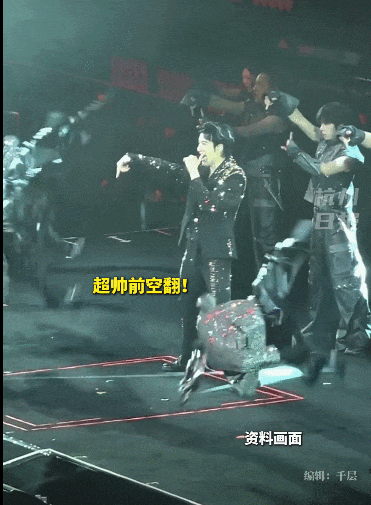 宇树科技人形机器人给王力宏伴舞，并完成高难度“韦伯斯特”空翻