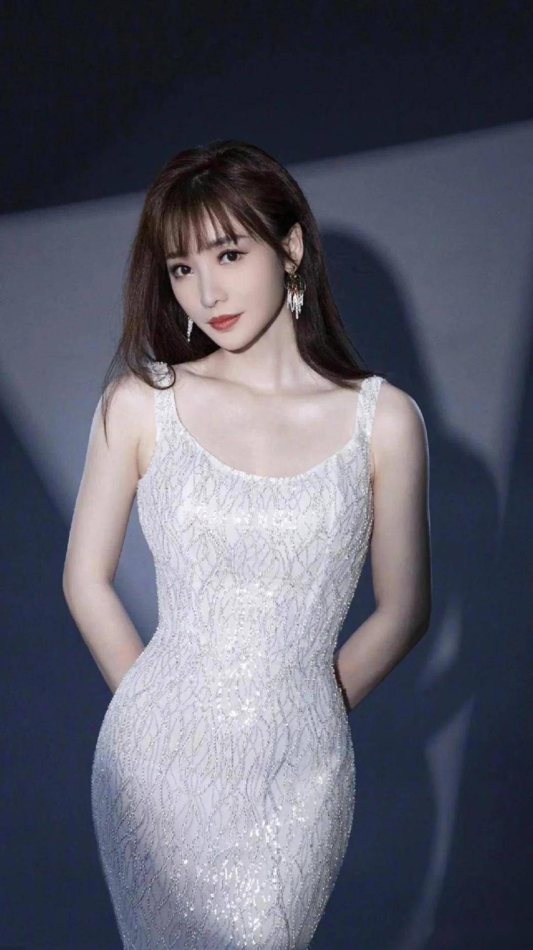 主持人柳岩说:"我在三十多岁的时候,家里就天天催婚,也给我介绍了很多