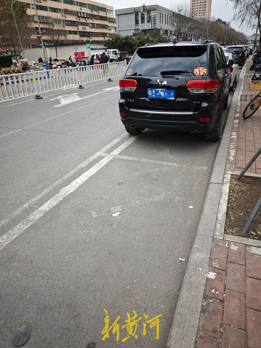 济南一道路两侧非机动车道被规划百余处停车位，市民骑车无奈与机动车“抢道”，相关部门回应