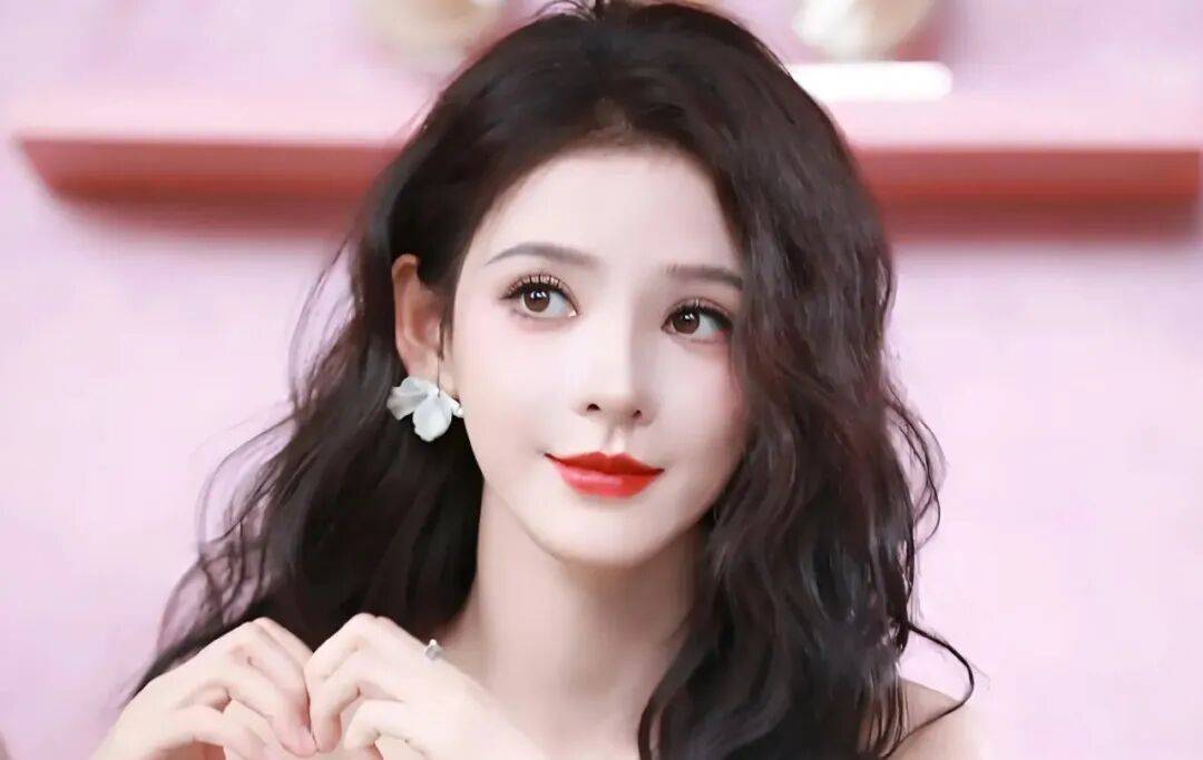 【2025.12.23】虞书欣和何与？郜思雯《唐诡》女一？卢昱晓和侯明昊？能再说说张予曦？王玉雯和朱美吉是同学？