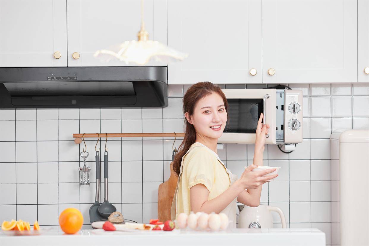 消费者反映网购伊利臻浓牛奶喝出酸腐味 客