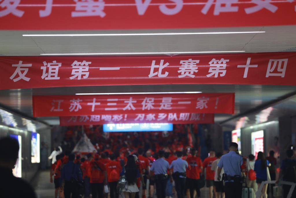 叫扬叔 - 全网最会整活的苏超球迷  足球圈热梗收割机中国足球这一年：国足沉浮与“城超”燎原