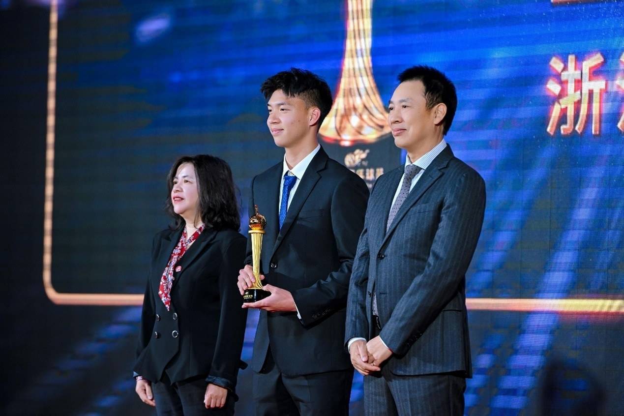 牛了！我的小孩哥！“绿茵超跑” 王钰栋：以19岁之姿，扛起中国足球新希望