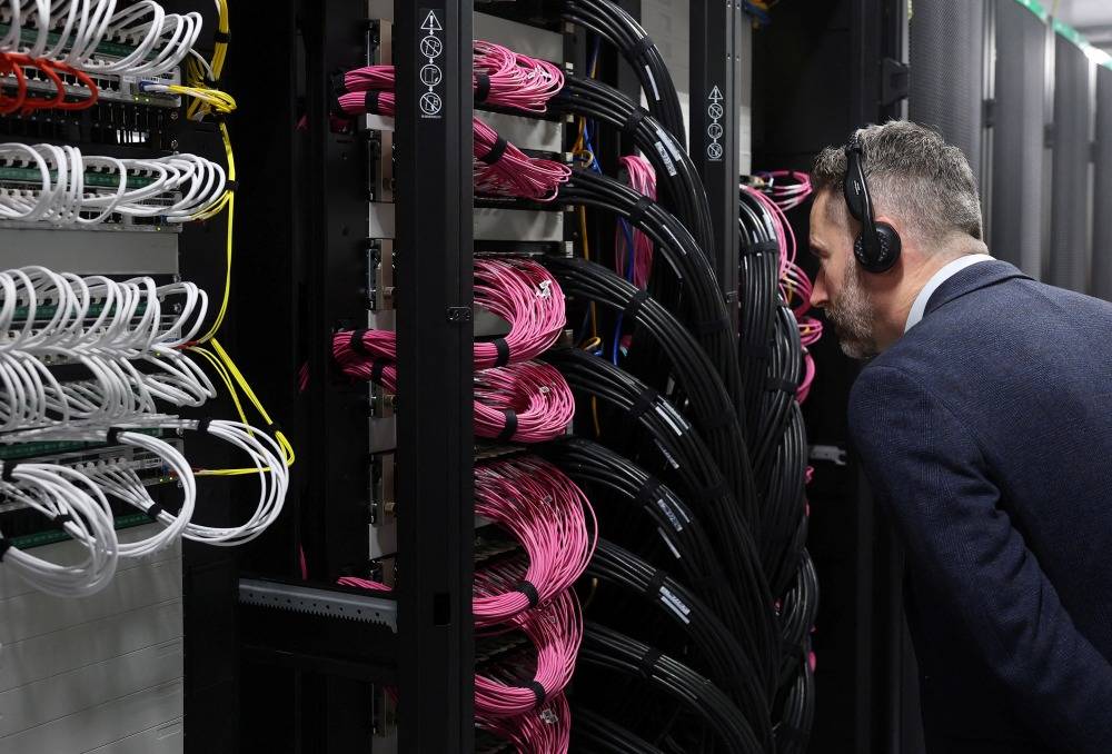 英国雄心勃勃的“AI超级大国”计划，一年后卡在电网上