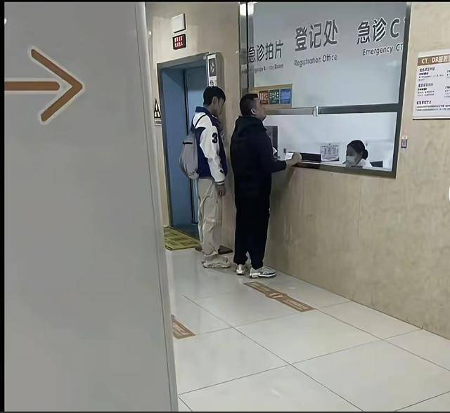 徐杰行走要搀扶，胡明轩无辜被黑，外援打球都尴尬，奎因可能复出