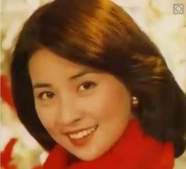 成龙半夜翻看手机监控，看到72岁林凤娇驼着背叠衣，当场红了眼眶