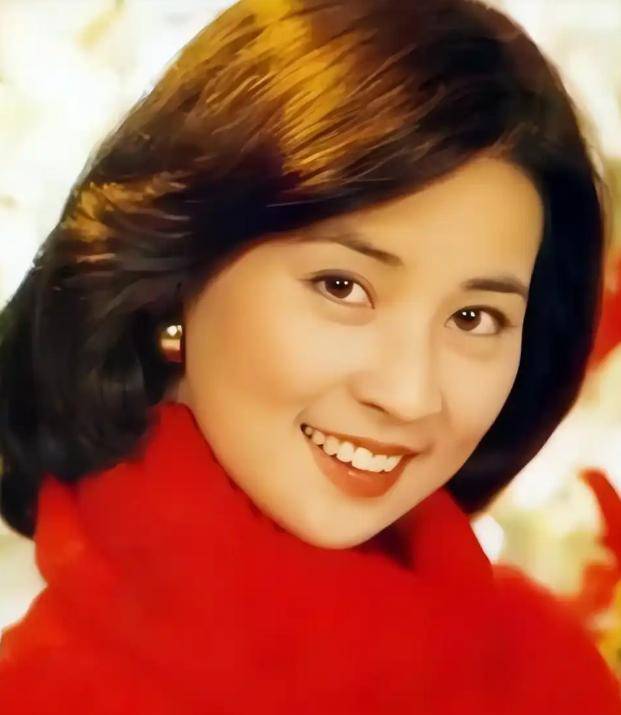 成龙半夜翻看手机监控，看到72岁林凤娇驼着背叠衣，当场红了眼眶