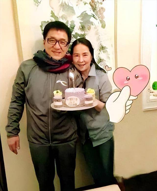 成龙半夜翻看手机监控，看到72岁林凤娇驼着背叠衣，当场红了眼眶