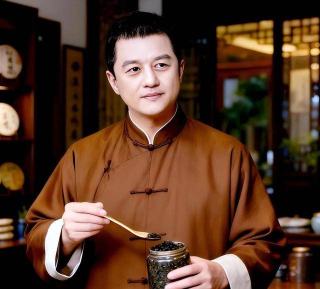 离婚仅两个月，54岁的李亚鹏传来“噩耗”，真让海哈金喜说对了