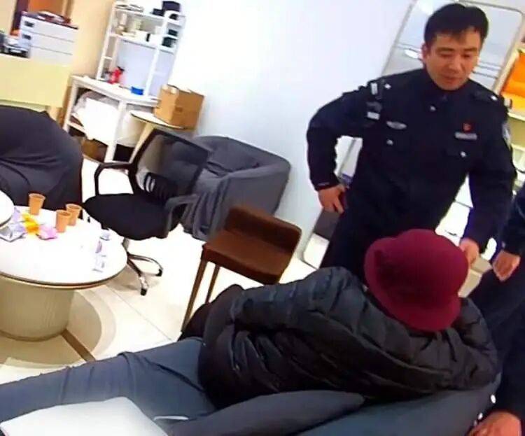 68岁上海阿姨要花92万元为“男友”买名表，“我们是有感情的，你们别管”