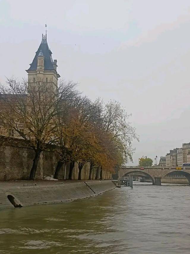 河南一大爷实拍“素颜巴黎”照片火遍全网，埃菲尔铁塔被调侃像“电线塔