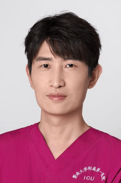 谷万杰轻声对身边的年轻医生说