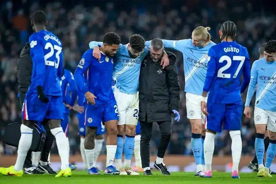 2大王牌同时报废！曼城后防崩盘惊现1条裂缝，瓜帅绝望了