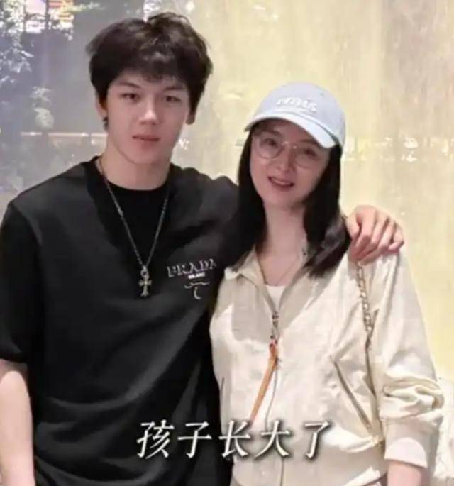 丈夫王志才失联7年,王艳丢掉的面子,这次竟被19岁儿子找了回来_王泓钦_生活_直播