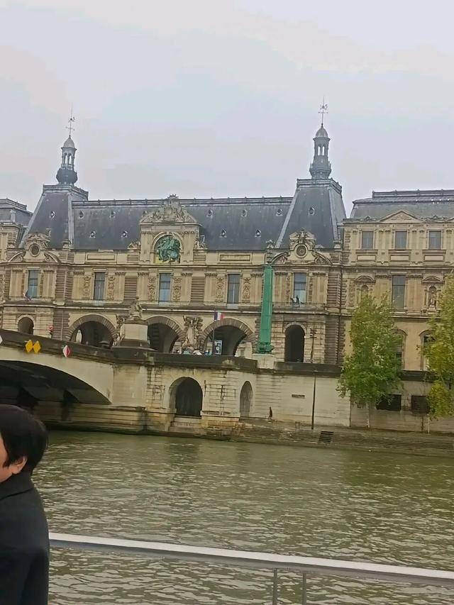 河南一大爷实拍“素颜巴黎”照片火遍全网，埃菲尔铁塔被调侃像“电线塔