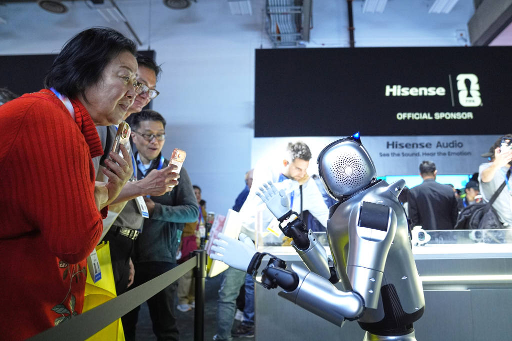 第1现场｜科技界“春晚”来了：中企占C位，AI应用成焦点