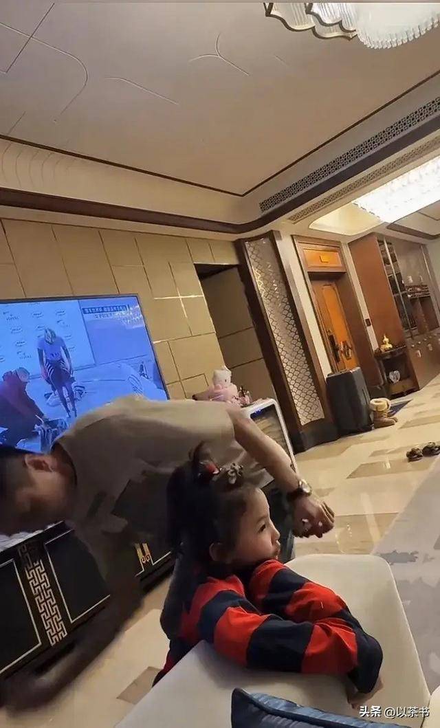 61岁王小宝现状：住300平豪宅领4815退休金，和闫学晶追求不一样