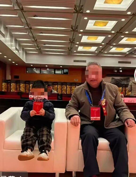 4岁孩子挂牌参加中医药学术会,国家一级社团:非会员,参会者孙子,父母上班无人照顾