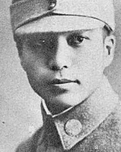 结婚后不久,陈尔晋发现妻子经常早出晚归,形迹可疑,他跟踪发现,妻子