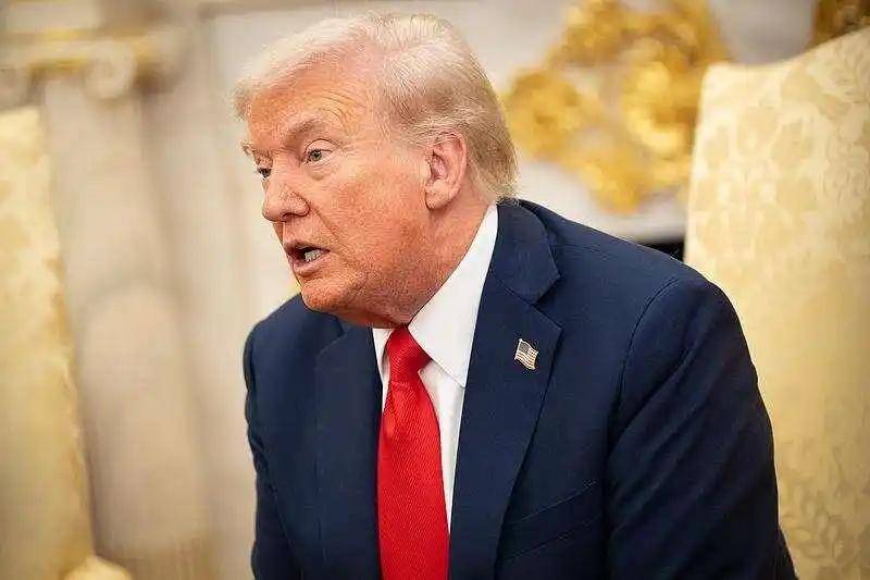 突发特讯!直接“明抢”?特朗普通告全球:美国进入国家紧急状态,以“保护”美方所持委内瑞拉石油收入,罕见措辞引爆国际舆论