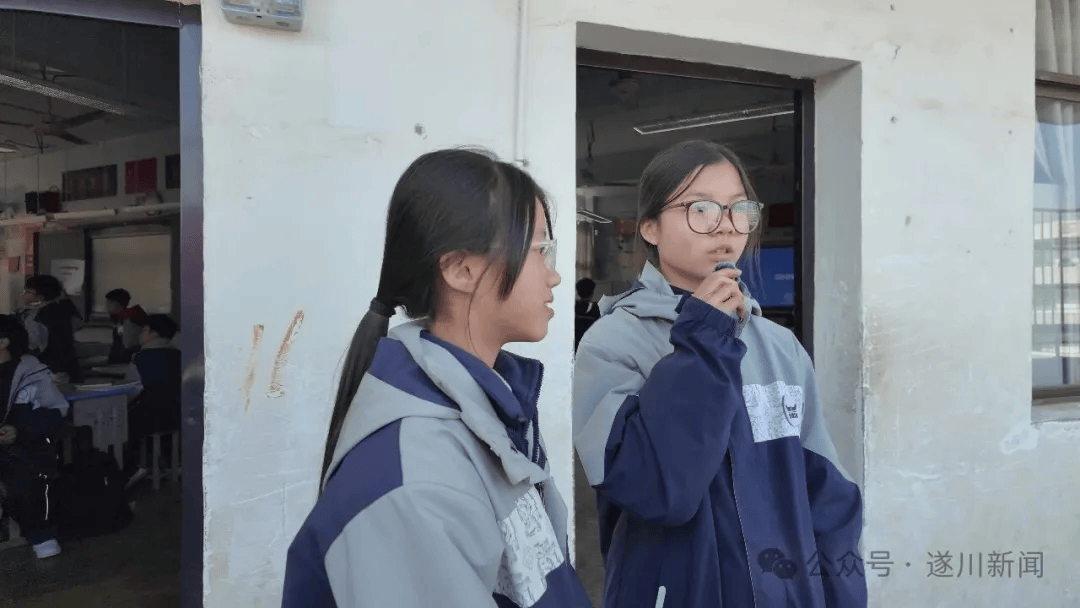 全网点赞的女孩找到了，遂川蒋雨桐、刘宸希被学校表扬！_女生_草坪_网友