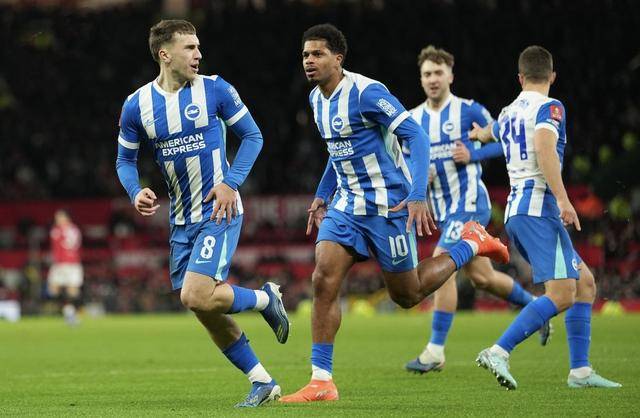 8:1！2:1！足坛疯狂夜，拜仁狂胜狼堡，曼联遭淘汰，仅剩单线作战