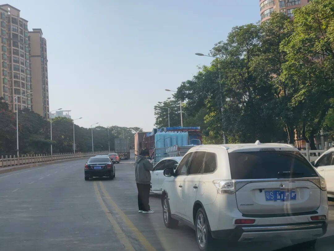 刚刚,石湾沙河大桥发生两车碰撞意外,导致附近交通缓慢
